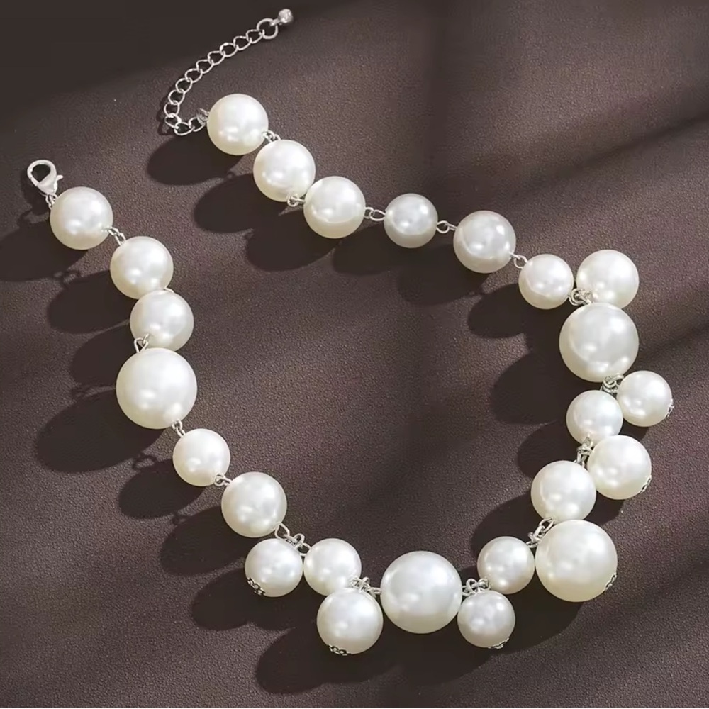 Vintage Classic White Pearl Cluster Necklace - Picture 4 of 8